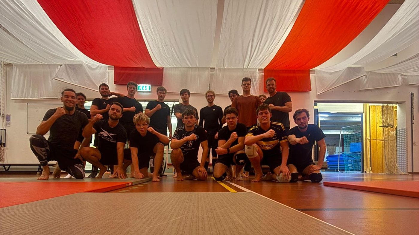 De hele groep van Team Wassenberg in de zaal in Zwaagdijk-Oost