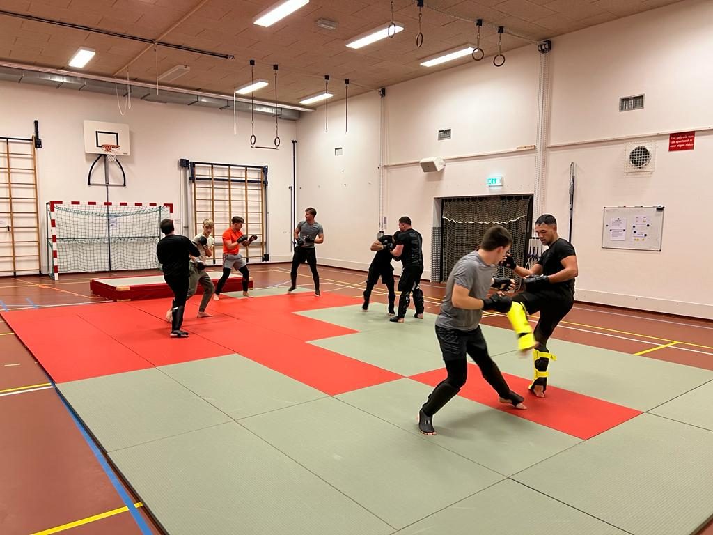 MMA-training bij Team Wassenberg: trap op het stootkussen