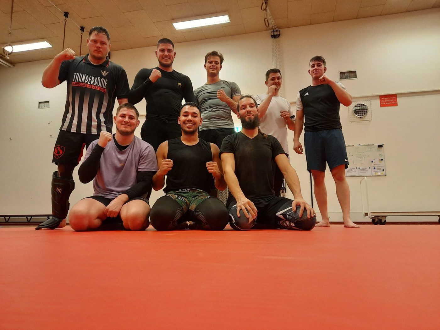 Jeroen, trainer van Team Wassenberg, met de groep op de mat