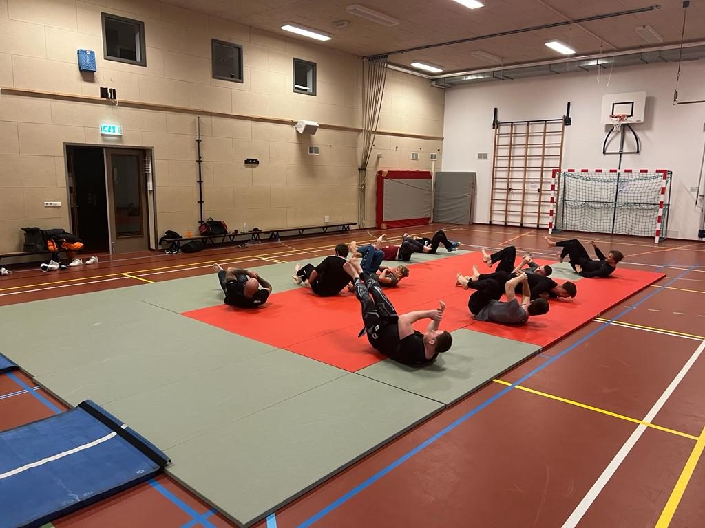 Speelse warming-up op de mat